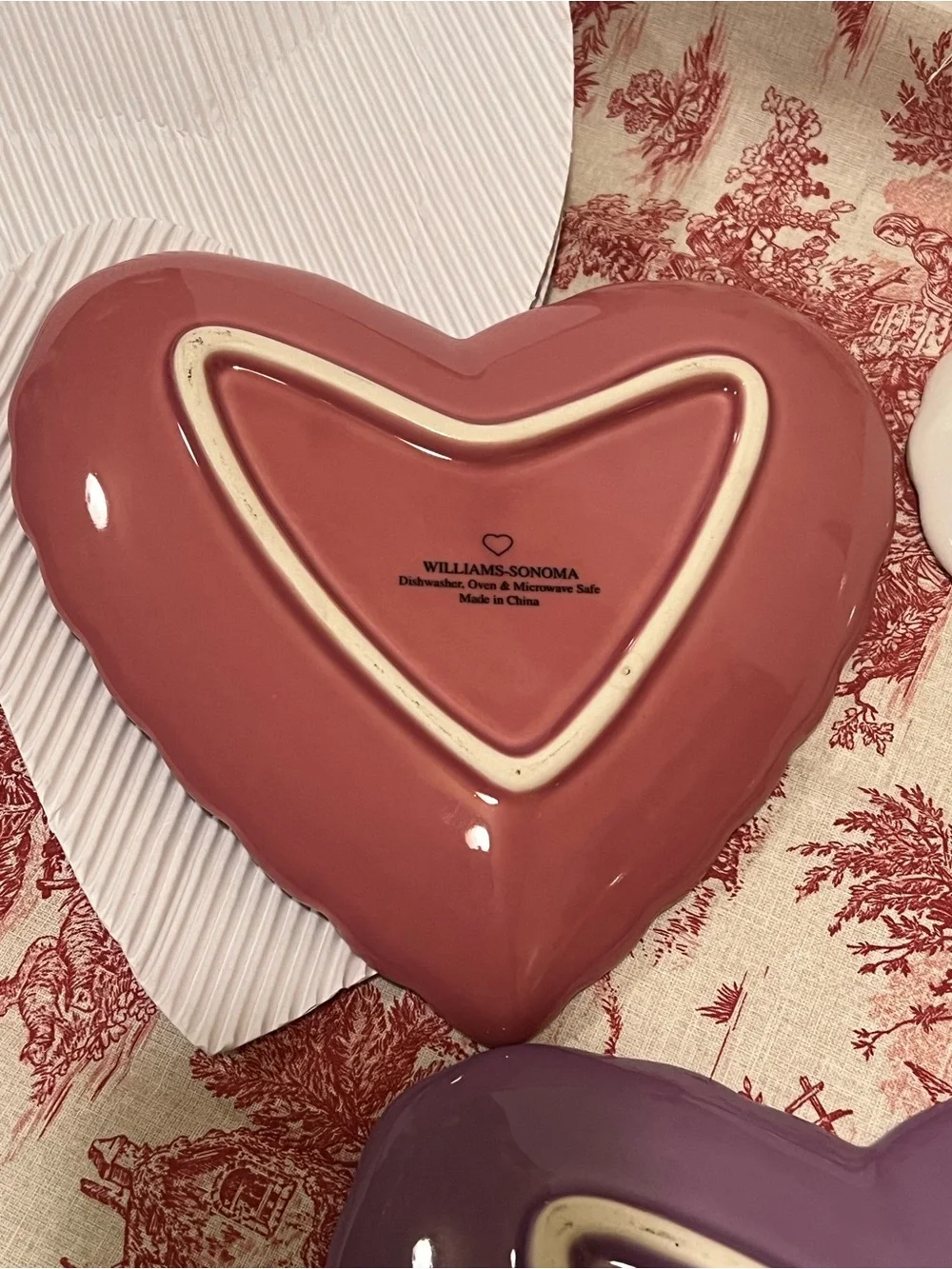 NWT WILLIAMS-SONOMA SCALLOPED HEART PLATES.
